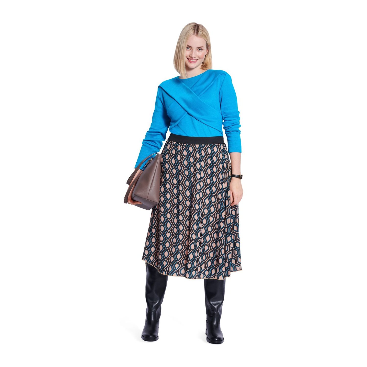 burda style Schnittmuster 5680: Hoodie und Shirt mit Kreuzoptik, Modellfoto 3