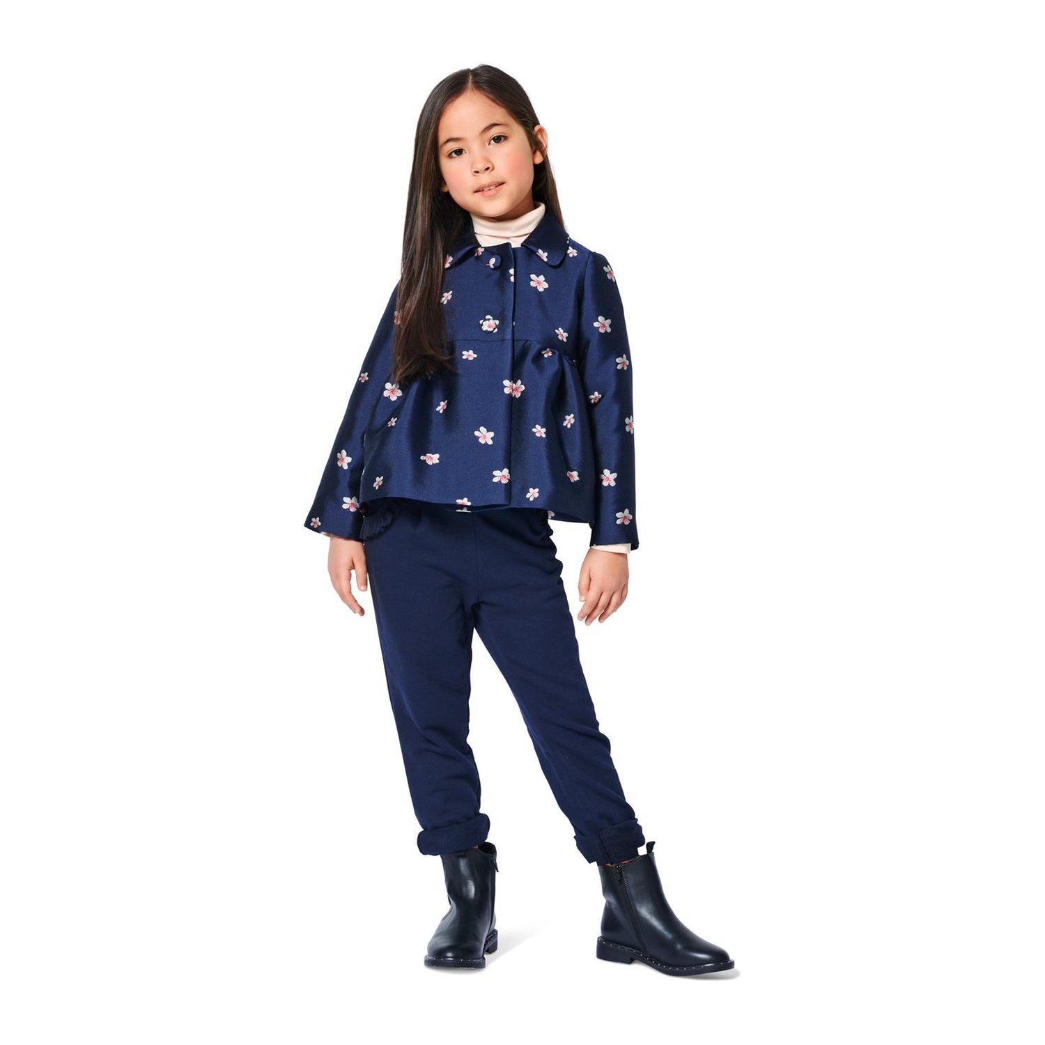 burda style Schnittmuster 9268: Mantel und Jacke mit Bubikragen, Modellfoto 3