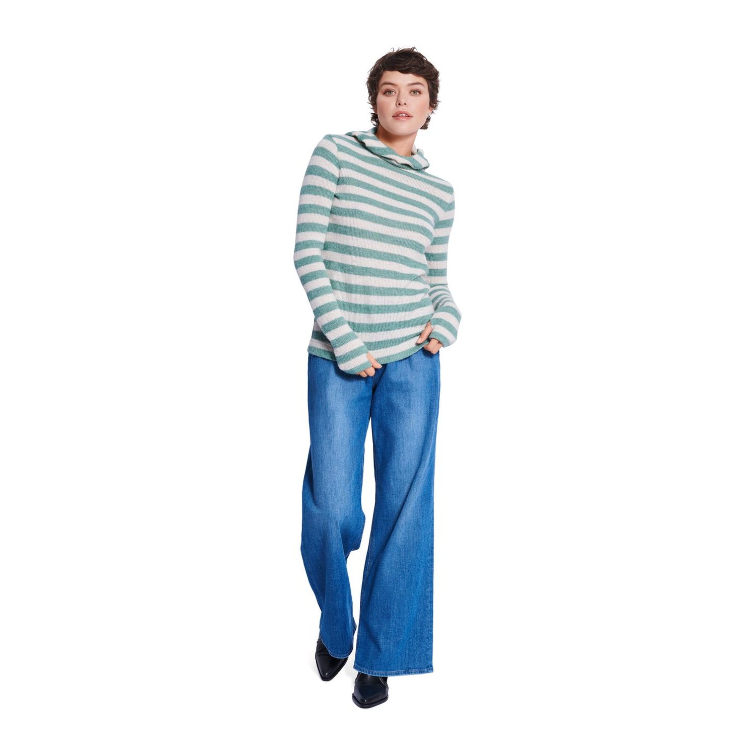 burda style Schnittmuster 5680: Hoodie und Shirt mit Kreuzoptik, Modellfoto 2