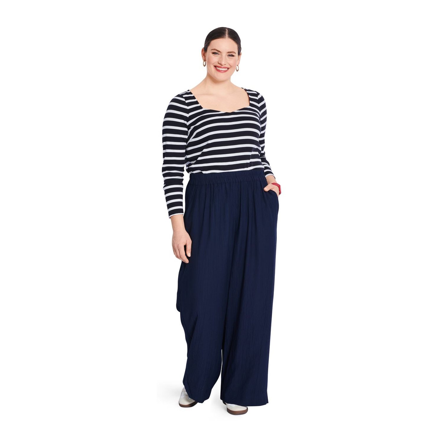 burda style Schnittmuster 5731: Shirts mit Herzausschnitt und Karree, Modellfoto 1
