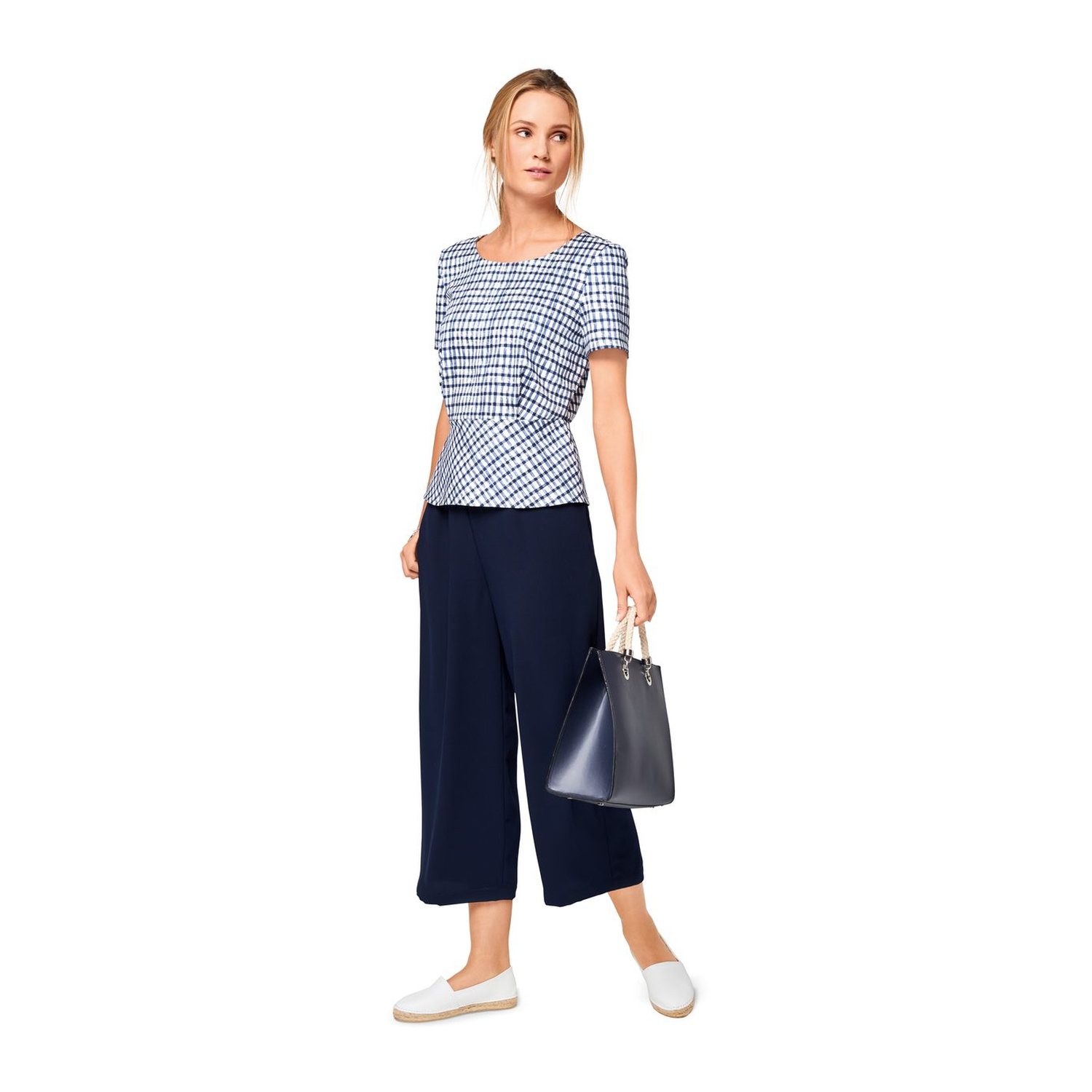 burda style Schnittmuster 6516: Overall, Schößchentop und Hose, Modellfoto 2