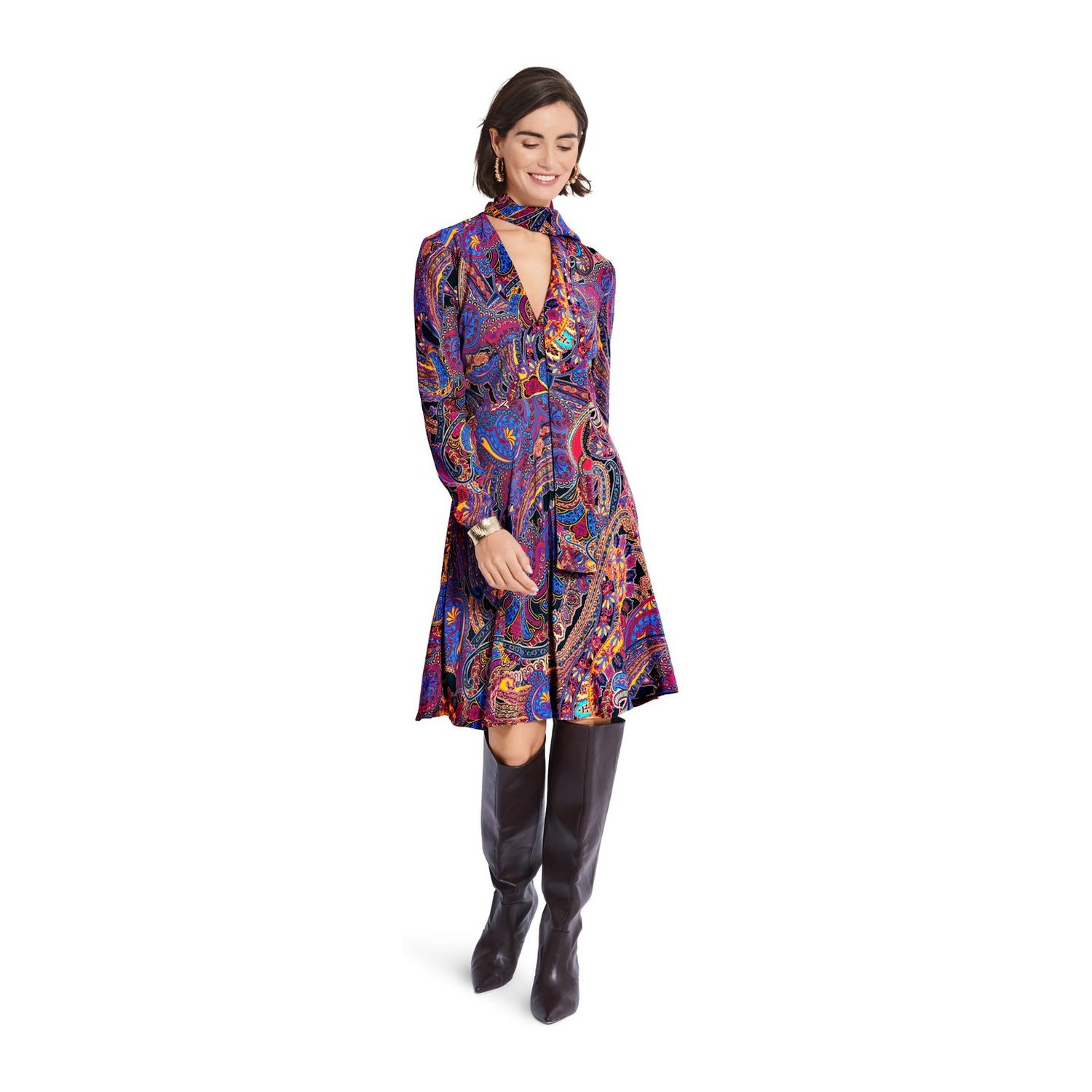 burda style Schnittmuster 5885: Kleid mit V-Ausschnitt und Taillenblende, Modellfoto 3